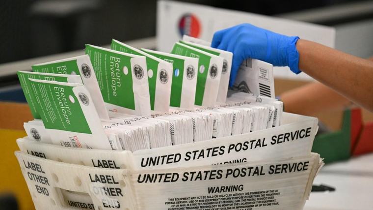 Jueza de EU extiende suspensión de la orden de Trump contra el voto por correo