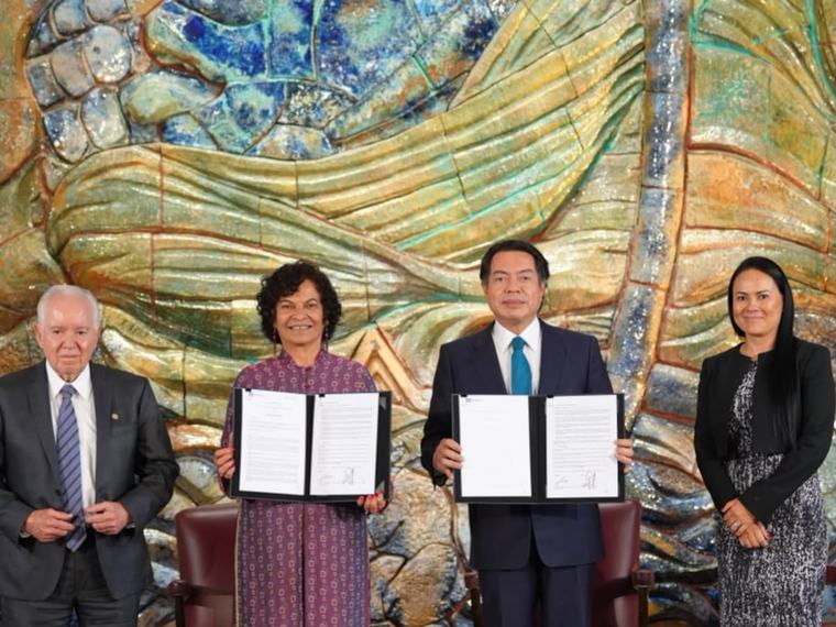 Mario Delgado firma con UNESCO acuerdo para impulsar transformación digital educativa