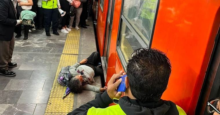 CDMX Mujer se atora entre el andén y el vagón de la estación Pantitlán (Video) La Redacción