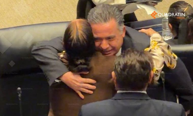 Como si nada: hasta panistas saludan a Inzunza en su retorno al Senado