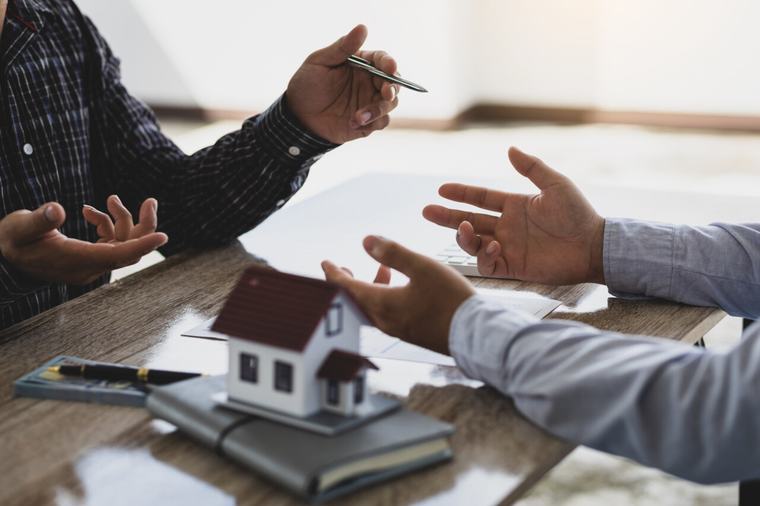 Heredar una casa entre hermanos puede complicarlo todo: qué pasa cuando nadie quiere vender