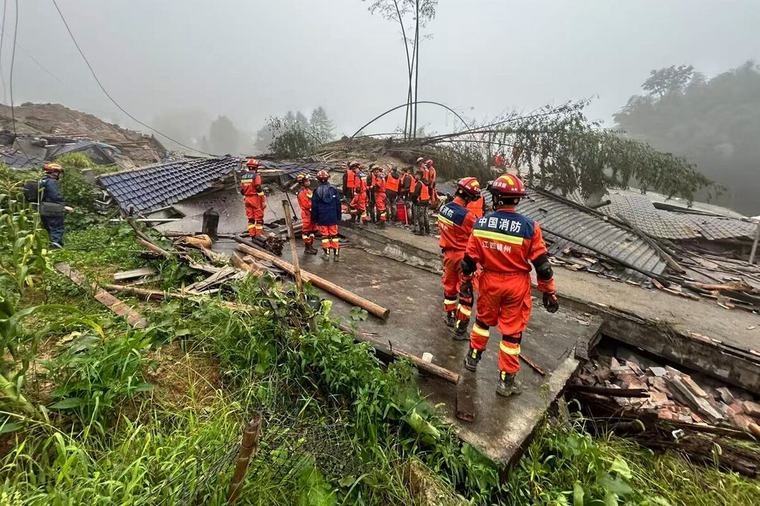 Deslave deja dos muertos y 10 desaparecidos en China; deslizamiento ocurre tras lluvias por el tifón Saudel