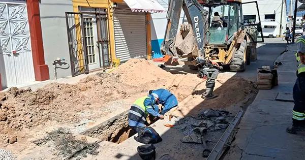 Fuga de agua provoca socavón Jesús Vázquez Enorme hoyanco se abrió en la calle Jaime Nuno