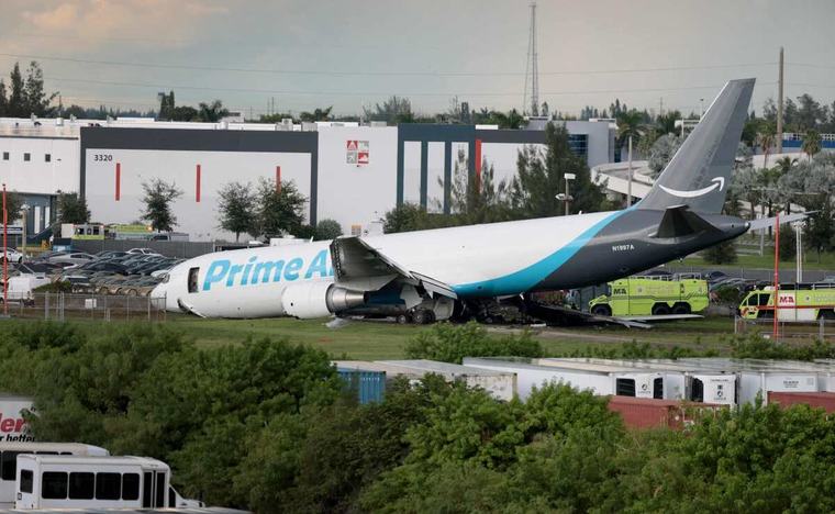 Avión de carga de Amazon se incendia cerca del Aeropuerto de Miami; hay al menos cinco muertos