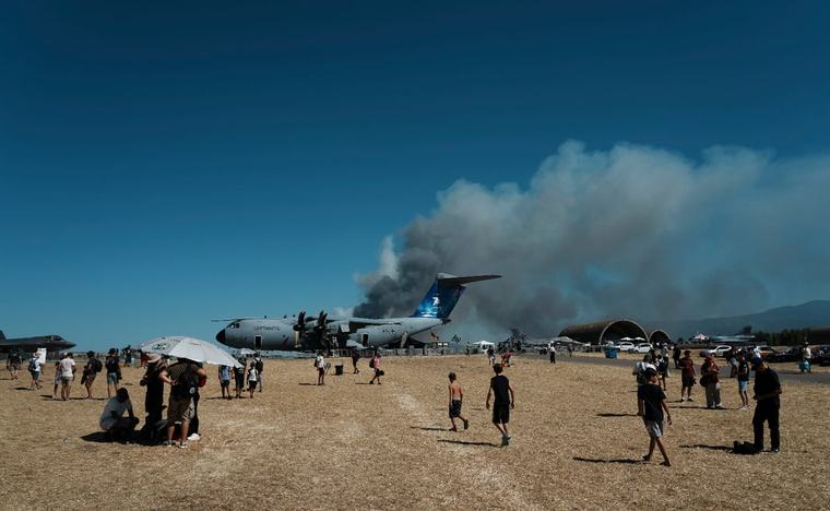 Avión militar se estrella durante exhibición aérea en Grecia; mueren los 2 pilotos que iban a bordo