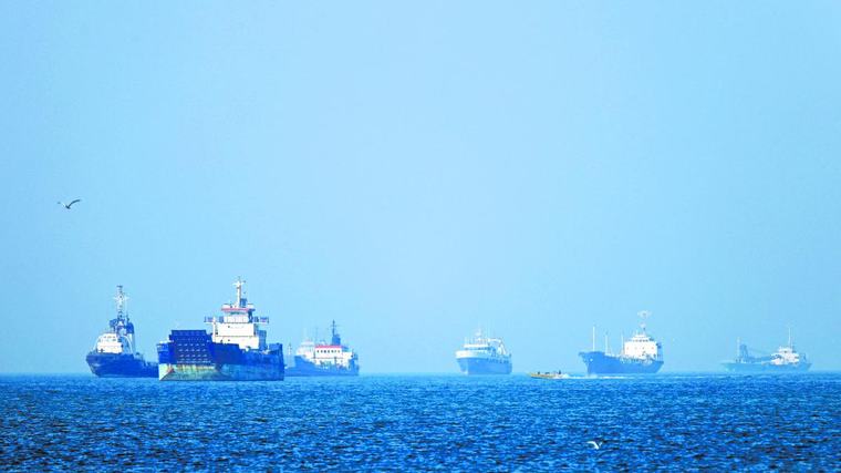 Atacan a dos buques que transportaban petróleo saudita en el estrecho de Ormuz