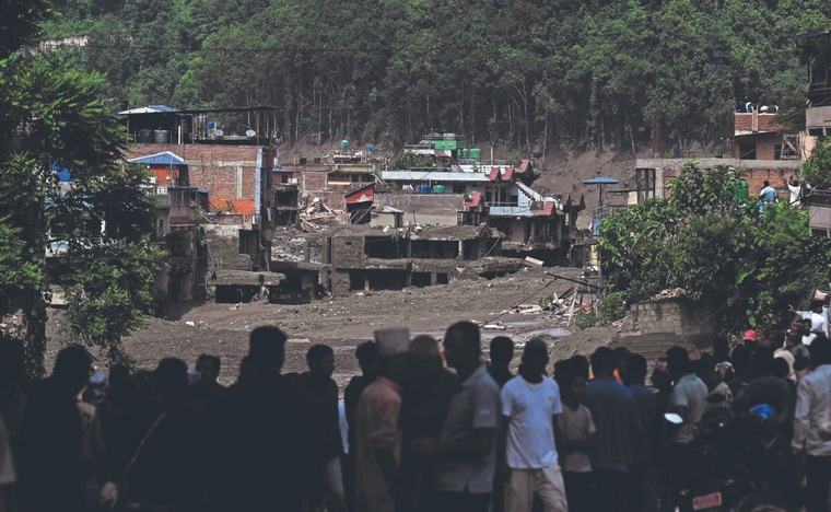Rescatan con vida a dos sobrevivientes de riadas en Nepal; llevaban 10 días atrapados en un túnel