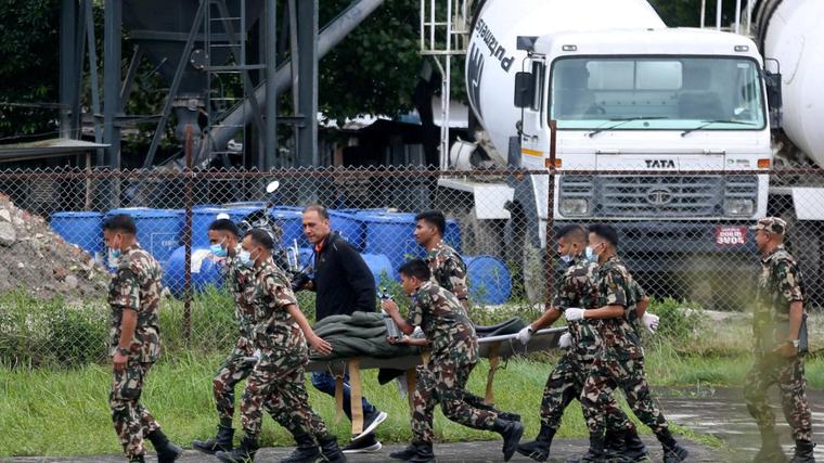Ciudadano chino es rescatado de un túnel en Nepal diez días después de una crecida repentina