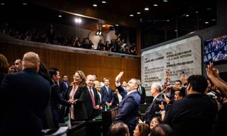Perfilan a Adrián de la Garza como gobernador en Congreso de NL