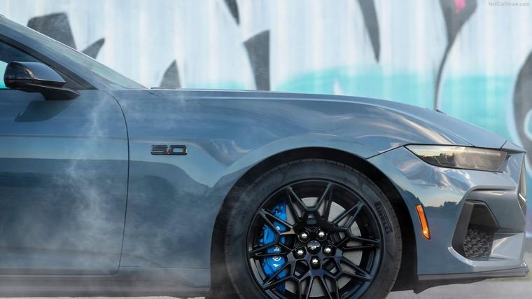 La historia de cómo el V8 5.0 L Coyote del Ford Mustang casi terminó llamándose Correcaminos