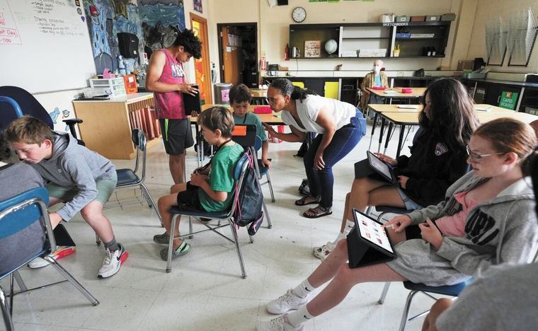 Nueva York prohibirá el uso de IA en escuelas públicas, reporta AFP; padres y maestros temen daño a salud mental de los niños