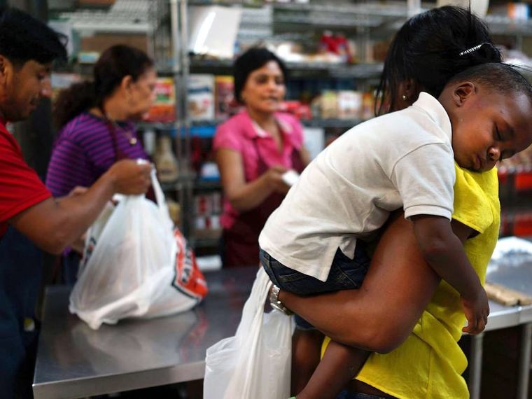 Trump recortará fondos de ayuda alimentaria a los estados si no reportan a indocumentados