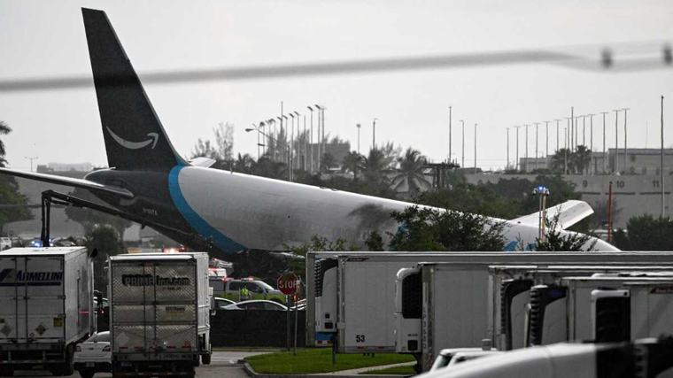 Avión de carga de Amazon se sale de la pista en Miami e impacta vehículos; hay 5 muertos
