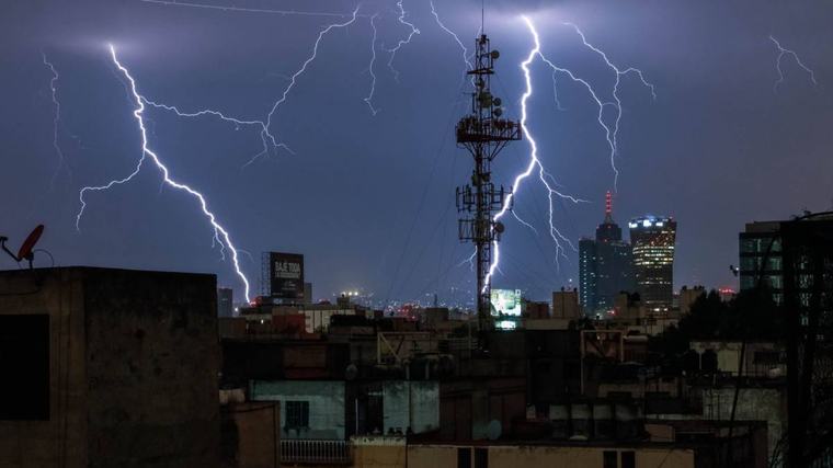 ¡Retumbó toda la CDMX! Fuerte trueno queda grabado en video