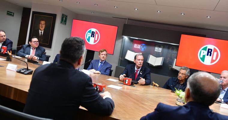 Nacional Vicente Fox aparece en la sede del PRI, 26 años después de sacar al partido de Los Pinos