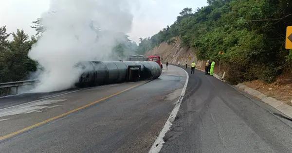 Volcadura e incendio de pipa afectan circulación en la Valles-Rayón Huasteca Hoy Las maniobras para retirar la unidad volcada incluyeron trasvase de residuos y uso de grúas