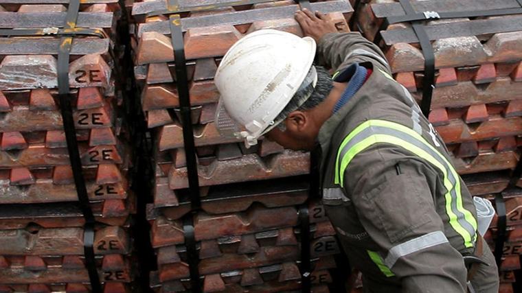 El zinc y el cobre suben por temores sobre el suministro y luego bajan por fortaleza del dólar