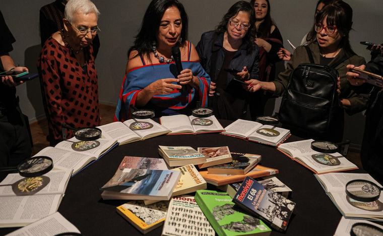 La artista Betsabeé Romero rinde homenaje a Carlos Monsiváis con nueva exposición