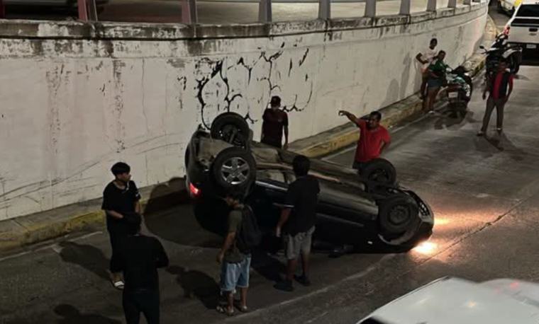 Volcadura deja un lesionado en La Garita de Acapulco