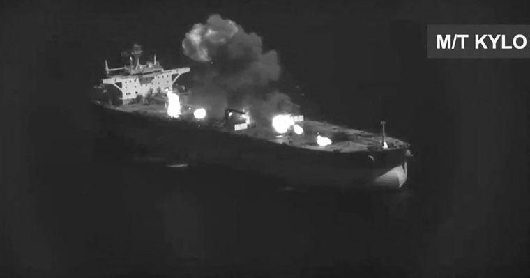 Estados Unidos destruye tres petroleros iraníes; Teherán responde con ataques en Ormuz