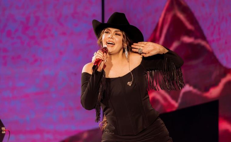 Yuridia conquista el Estadio GNP y revive sus 21 años de éxitos frente a 54 mil fans con Edith Márquez y Josi Cuen