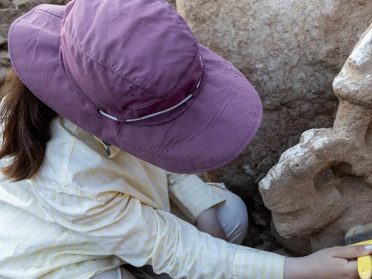 Hallan en Turquía escultura de 11 mil años que representa a una persona sobre un leopardo