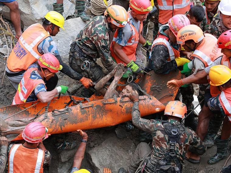 Diez días después de la riada en Nepal, rescatan vivas a 2 personas en un túnel