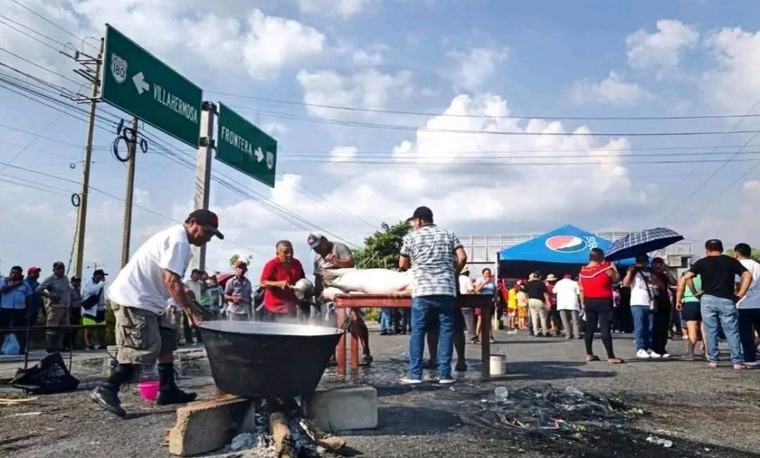 Hacen carnitas durante bloqueo de 24 horas en Tabasco