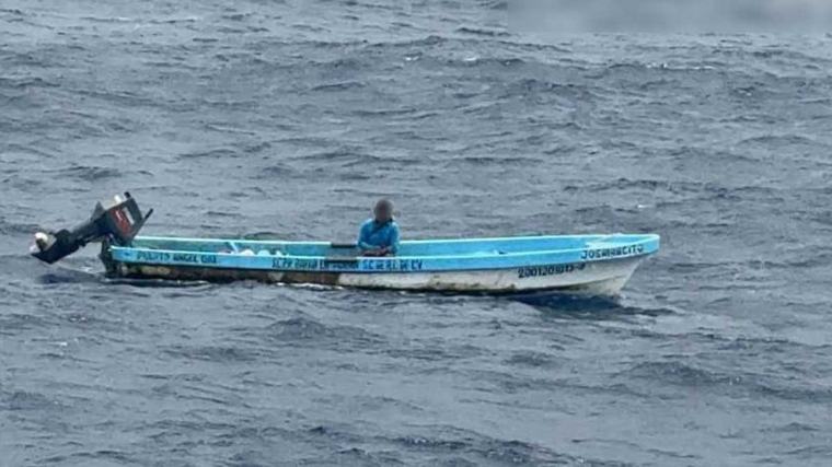 Marina rescata a pescador tras una semana a la deriva; estaba a 481 km de Huatulco