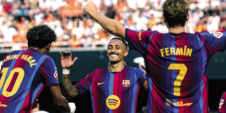 El Barcelona golea, es líder e invicto en liga española