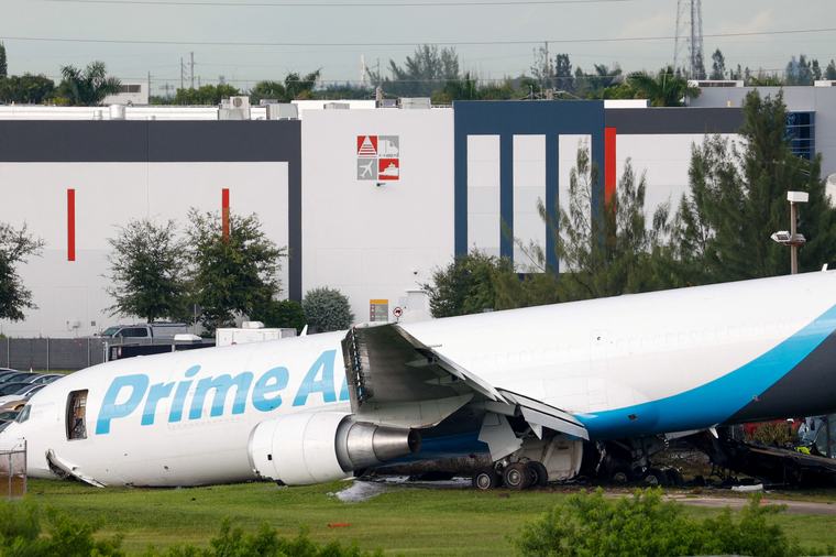 Avión de Amazon Prime Air se incendia tras salirse de pista en el aeropuerto de Miami; hay cinco muertos
