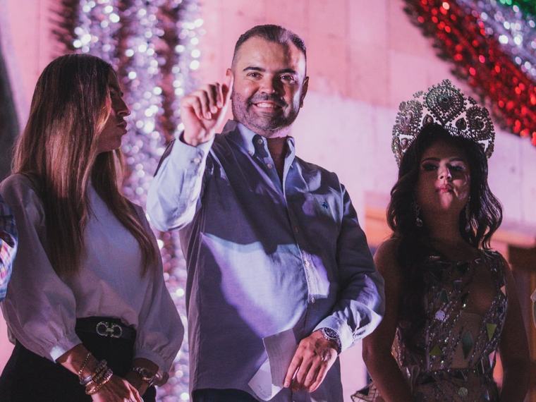 Encienden en Tlajomulco adornos patrios