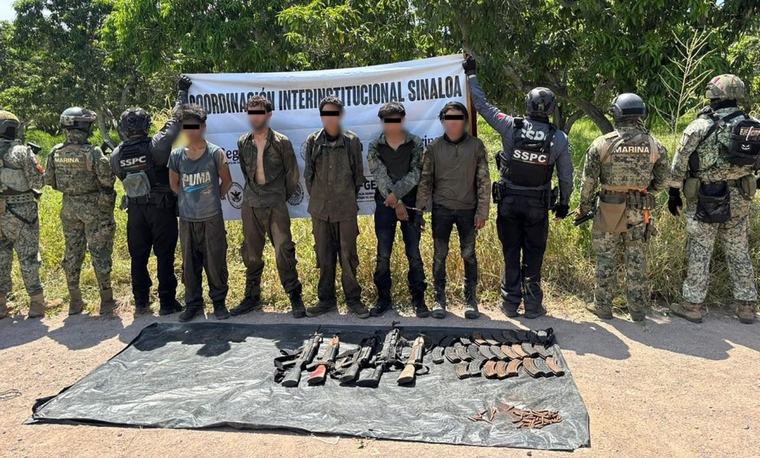 Aseguran a 8 personas, 33 armas largas y explosivos en Sinaloa