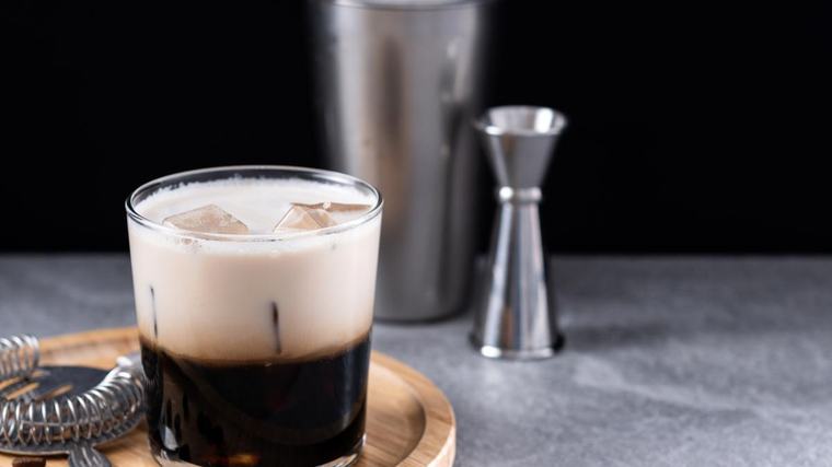 ¿Qué lleva un carajillo? La receta y la historia detrás de esta bebida