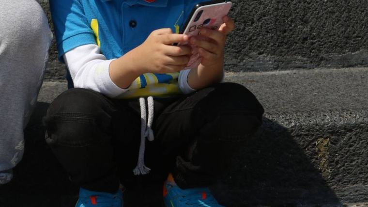 Iglesia pide regular celulares y educación digital en escuelas