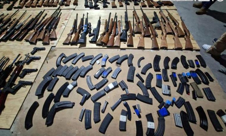NL: aseguran 210 armas de fuego en semirremolques