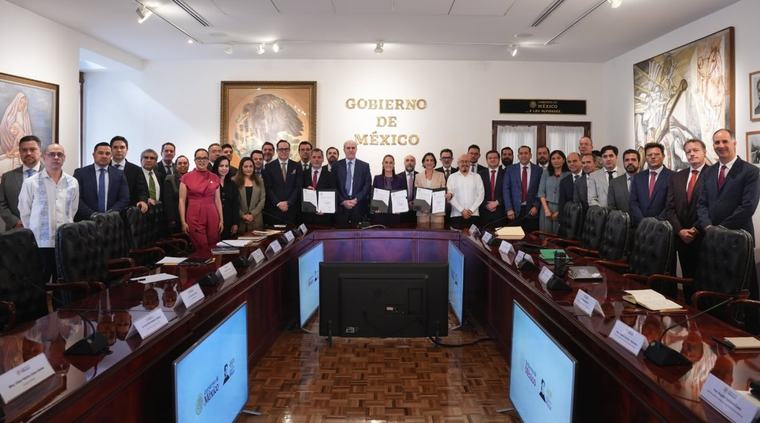 Claudia Sheinbaum renueva con gasolineros tope a precios de combustibles