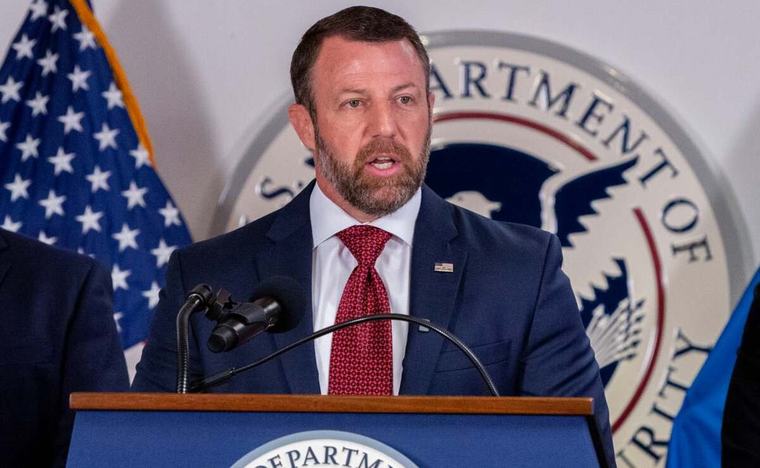Avión donde viajaba secretario de Seguridad Nacional de EU pierde un motor; aterriza de emergencia en Washington