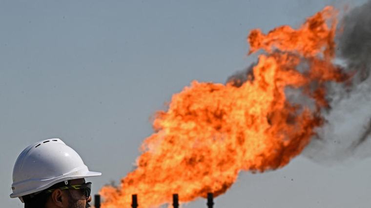 Petróleo sube cerca de 2% por temores sobre suministro ante nuevos ataques entre EU e Irán