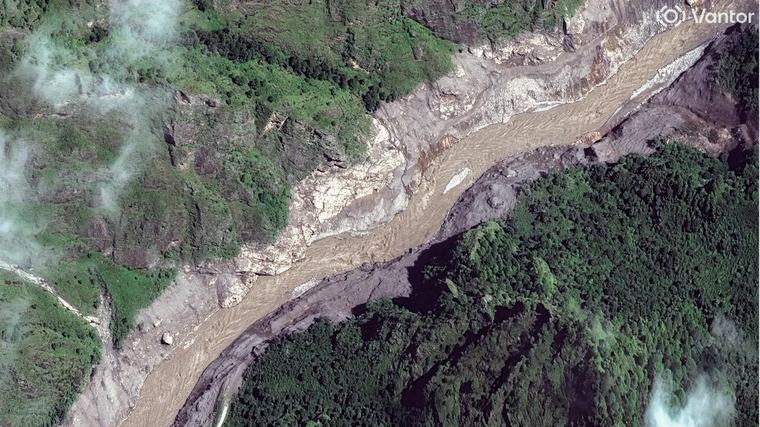 El deslave entre Nepal y China deja ya más de 1,000 muertos
