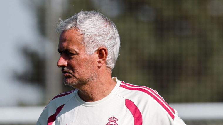 José Mourinho recuerda polémica ante el Betis: ‘¿El penal no se repitió porque el VAR no quiso?’