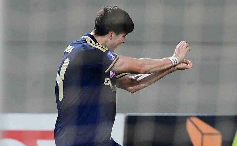 Armando 'La Hormiga' González marca su primer gol en Europa con el Olympiacos