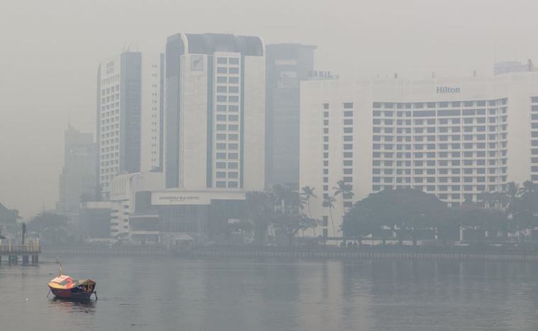 Malasia declara emergencia por niebla tóxica provocada por incendios; llamas consumen territorio compartido con Indonesia y Brunéi