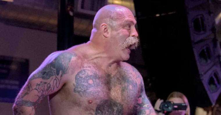 ¿Quién era Andy Williams, el luchador que murió tras desplomarse después de un combate?