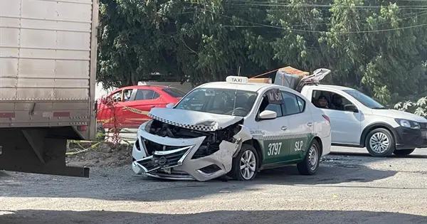 Taxista resulta ileso tras choque con un tráiler en ZI Redacción Paramédicos valoraron al conductor, quien presentó solo golpes leves