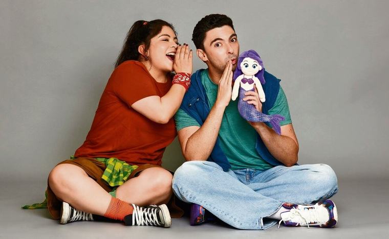 Marcos Radosh y Luz Aldán llevan al teatro la nostalgia por una infancia sin internet con "Sirena y punto"