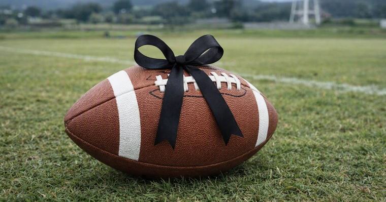 Muere jugador de futbol americano tras anotar en partido colegial; se llamaba MicahJo Barnett