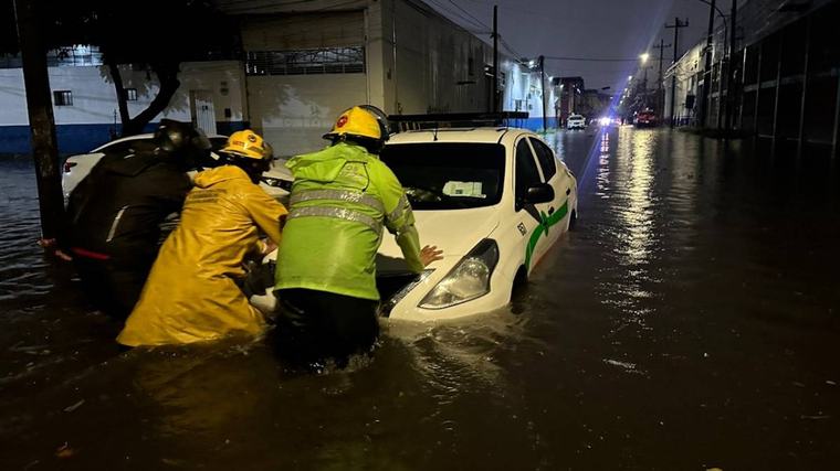 Tormenta en Guadalajara deja inundaciones y vehículos arrastrados