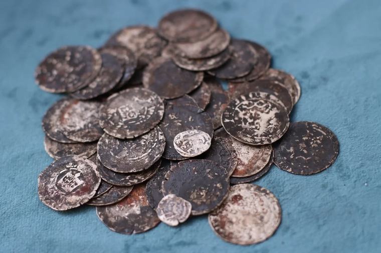 Arqueólogos rusos hallan un tesoro con más de 2 mil 600 monedas de plata del siglo XV