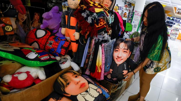 Multas, decomisos y hasta prisión, las sanciones por vender mercancía pirata en conciertos